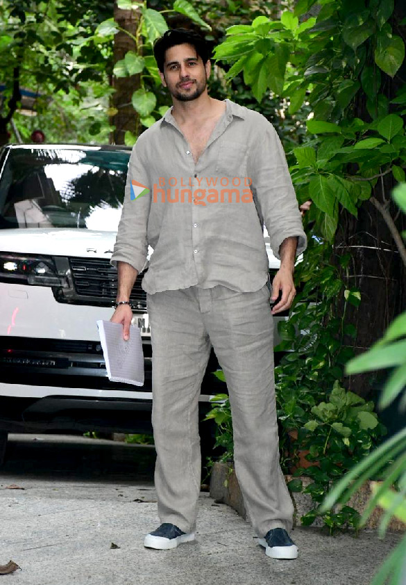 photos sidharth malhotra snapped outside maddock films office in santacruz 2
