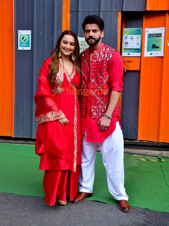 photos sonakshi sinha and zaheer iqbal snapped with karisma kapoor on the sets of indias best dancer 3 2