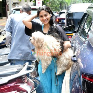 Photos: Tanishaa Mukerji snapped outside a pet clinic in Khar