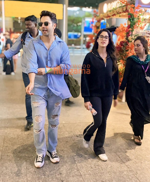 photos varun dhawan and janhvi kapoor snapped at the airport 1