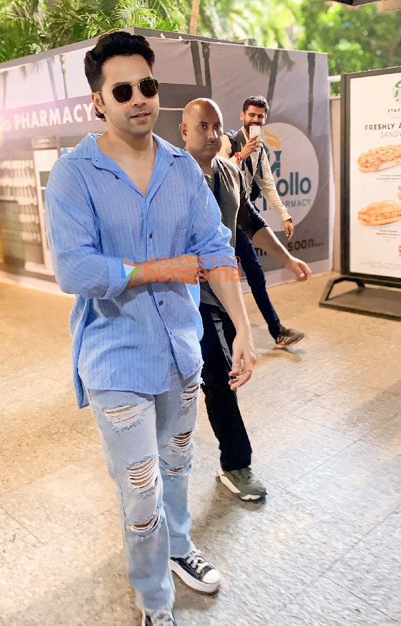 photos varun dhawan and janhvi kapoor snapped at the airport 5