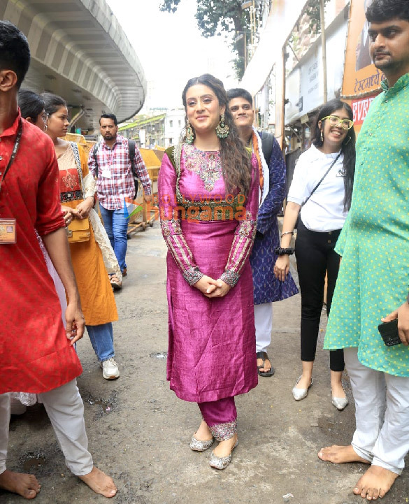 Photos Vicky Kaushal and Esha Deol snapped at Lalbaugcha Raja (1 ...