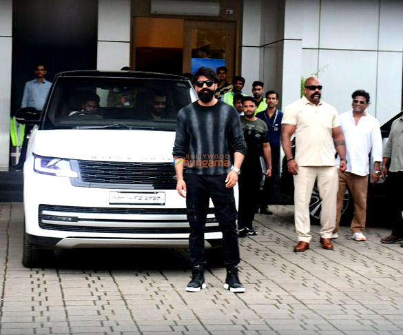 photos yash snapped at kalina airport 2