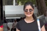 Zareen Khan poses for a picture with fans as she gets clicked post workout