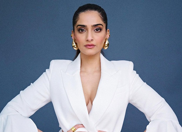 Sonam Kapoor continúa su asociación como embajadora de la marca Word to Screen en el Festival de Cine MAMI Mumbai: Bollywood News