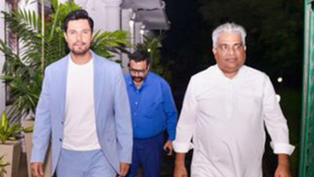 Randeep Hooda meets Vice President and Minister of Environment, Forest and Climate Change, receives heartwarming welcome