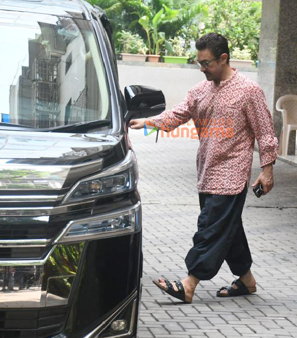 photos aamir khan snapped at reena duttas house in bandra 2