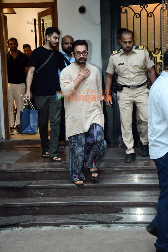 Photos: Aamir Khan snapped in Bandra Photos: Aamir Khan snapped in Bandra