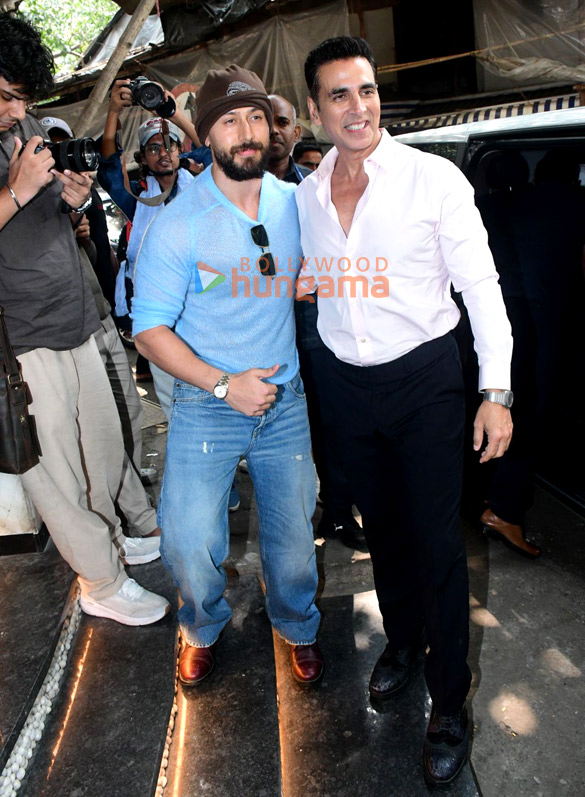 photos ajay devgn akshay kumar tiger shroff and arjun kapoor snapped at torii restaurant in bandra 5