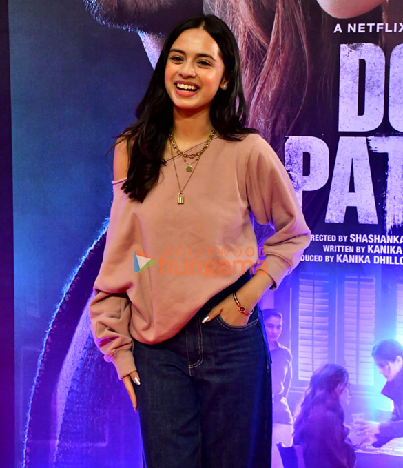 photos ajay devgn kajol kriti sanon and others grace the premiere of do patti 1005 13
