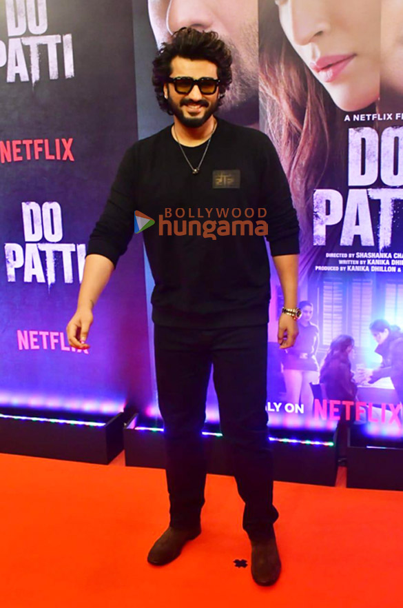 photos ajay devgn kajol kriti sanon and others grace the premiere of do patti 13