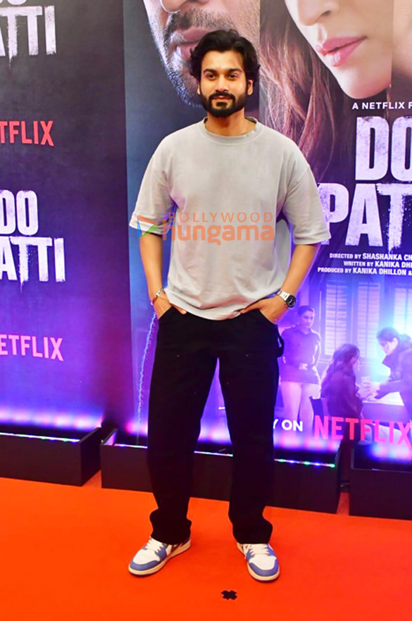 photos ajay devgn kajol kriti sanon and others grace the premiere of do patti 19