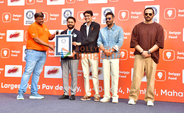 photos ajay devgn and rohit shetty attempt the guinness world record for the largest vada pav delivery at airport high school junio 6
