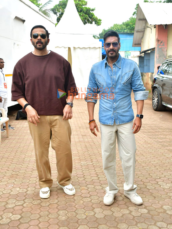 photos ajay devgn and rohit shetty attempt the guinness world record for the largest vada pav delivery at airport high school junio 8