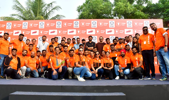photos ajay devgn and rohit shetty attempt the guinness world record for the largest vada pav delivery at airport high school junio