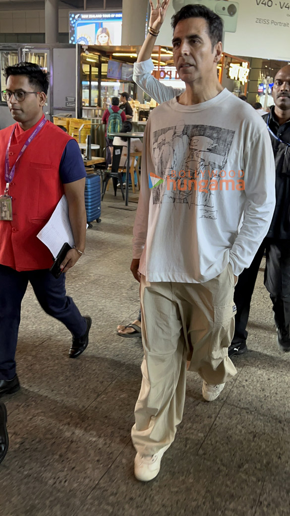 photos akshay kumar snapped at the airport 1 3