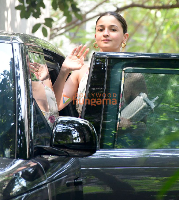 photos alia bhatt snapped at maddock films office in santacruz 4