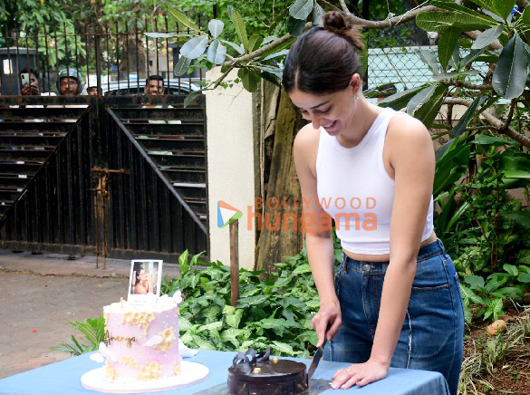 photos ananya panday snapped celebrating birthday with media in bandra 5
