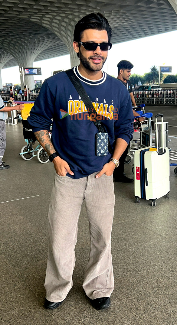 photos boman irani nupur sanon sanjay mishra and others snapped at the airport 5