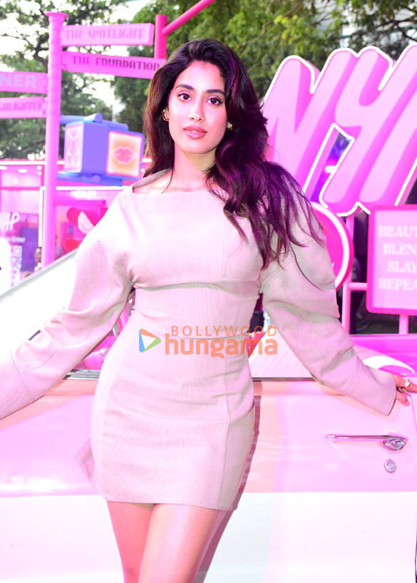 photos janhvi kapoor manushi chhillar and tara sutaria snapped at nykaaland 2024 at mahalaxmi race course in mumbai 5