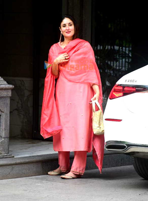 photos kareena kapoor khan and karisma kapoor snapped at their father randhir kapoors house in bandra 3