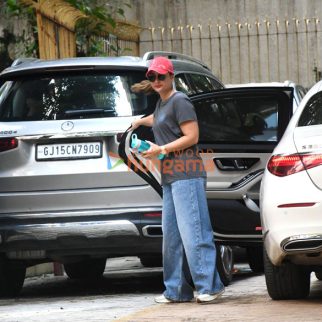 Photos: Kareena Kapoor Khan snapped at Karisma Kapoor's house in Khar