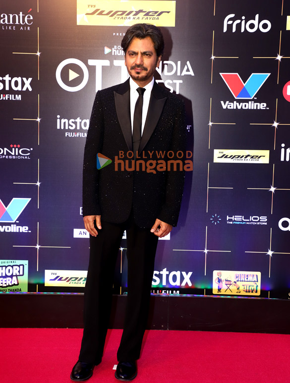 photos kartik aaryan tiger shroff sonakshi sinha sophie choudry raveena tandon and others snapped at the pink carpet and awards c 17