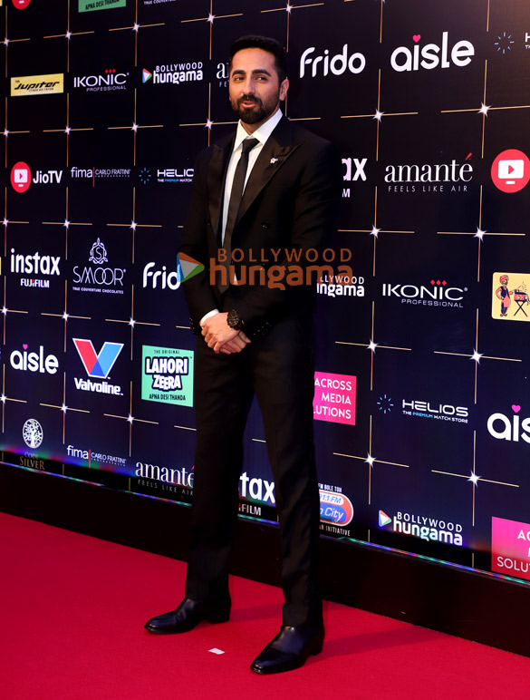 photos kartik aaryan tiger shroff sonakshi sinha sophie choudry raveena tandon and others snapped at the pink carpet and awards c 22