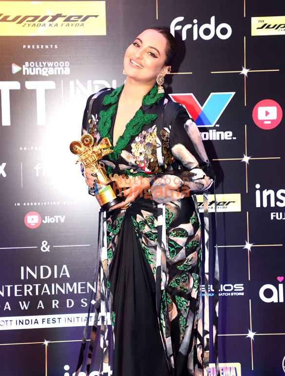 photos kartik aaryan tiger shroff sonakshi sinha sophie choudry raveena tandon and others snapped at the pink carpet and awards c 3