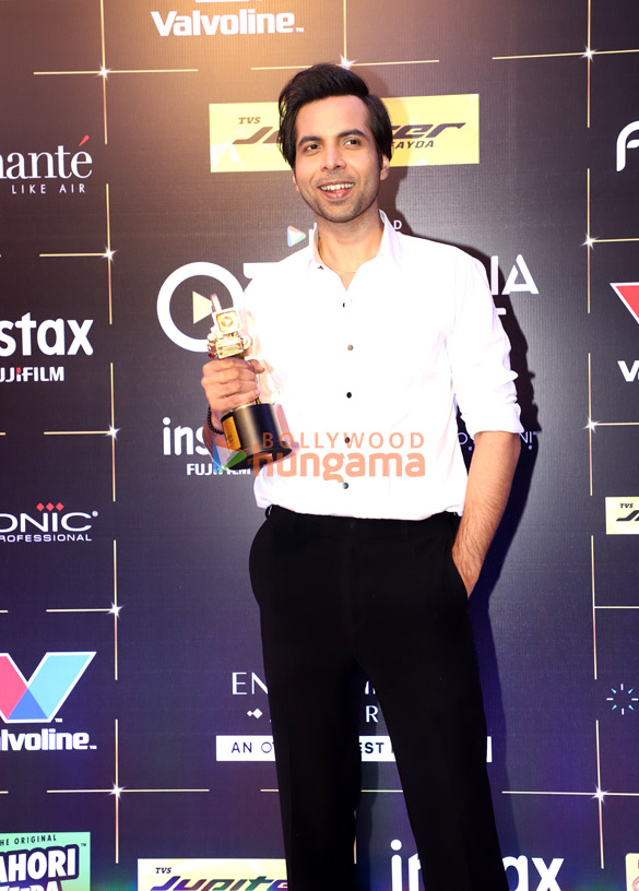 photos kartik aaryan tiger shroff sonakshi sinha sophie choudry raveena tandon and others snapped at the pink carpet and awards c 6