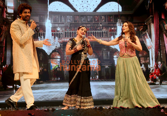photos kartik aaryan vidya balan madhuri dixit and others grace the launch of ami je tomar 3 0 song from bhool bhulaiyaa 3 2