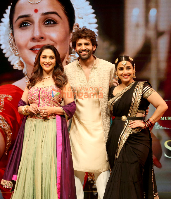 photos kartik aaryan vidya balan madhuri dixit and others grace the launch of ami je tomar 3 0 song from bhool bhulaiyaa 3 5