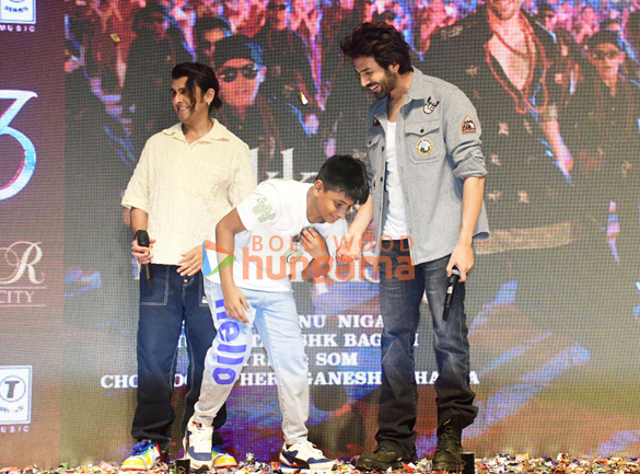 photos kartik aaryan and sonu nigam launch the song hukkush phukkush from bhool bhulaiyaa 3 5