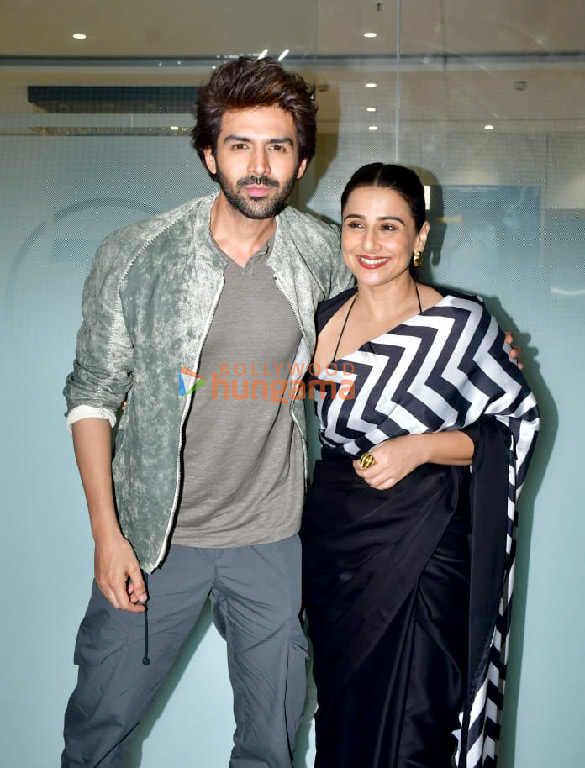 Photos: Kartik Aaryan and Vidya Balan snapped during Bhool Bhulaiyaa 3 promotions Photos: Kartik Aaryan and Vidya Balan snapped during Bhool Bhulaiyaa 3 promotions