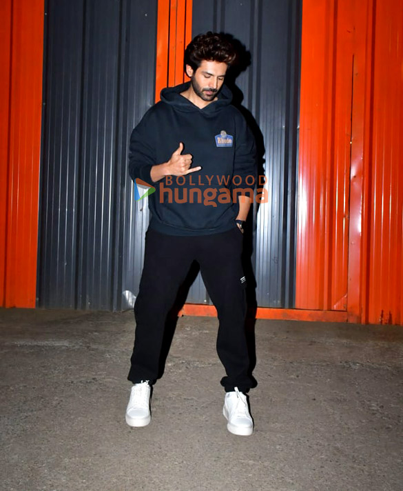 photos kartik aaryan and vidya balan snapped promoting bhool bhulaiyaa 3 on the sets of indias best dancer 657 6