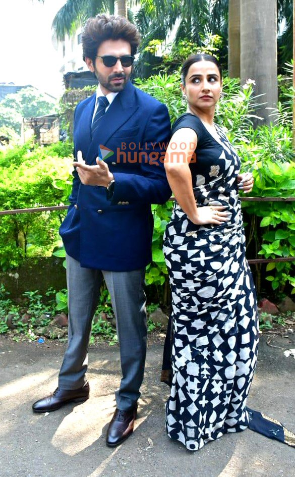 photos kartik aaryan and vidya balan snapped promoting bhool bhulaiyaa 3 on the sets of kbc 16 2