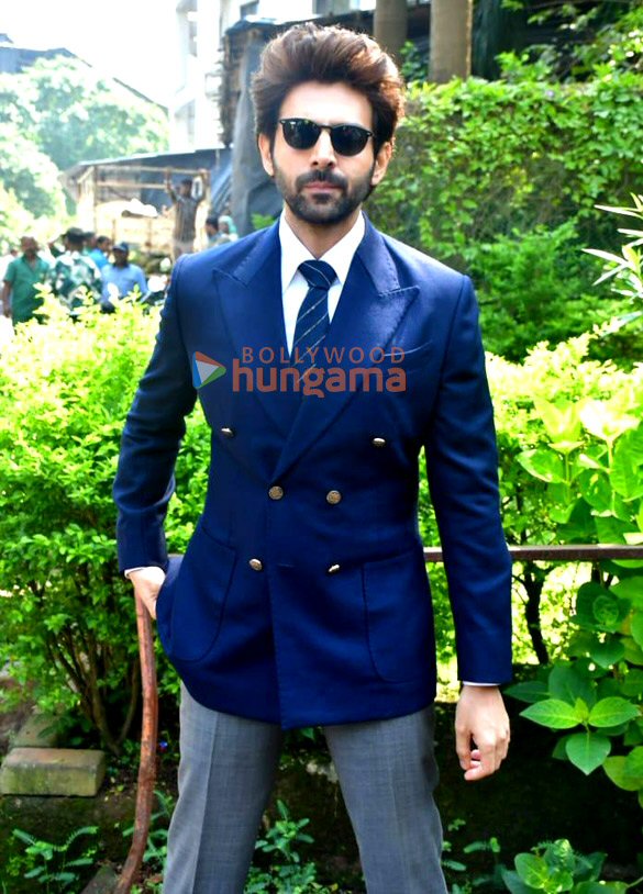 photos kartik aaryan and vidya balan snapped promoting bhool bhulaiyaa 3 on the sets of kbc 16 4
