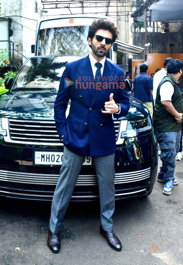 photos kartik aaryan and vidya balan snapped promoting bhool bhulaiyaa 3 on the sets of kbc 16 5