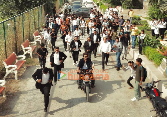 photos kartik aaryan promotes his upcoming film bhool bhulaiyaa 3 at a collage in delhi 2