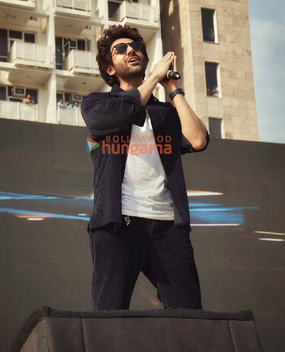 photos kartik aaryan promotes his upcoming film bhool bhulaiyaa 3 at a collage in delhi 4