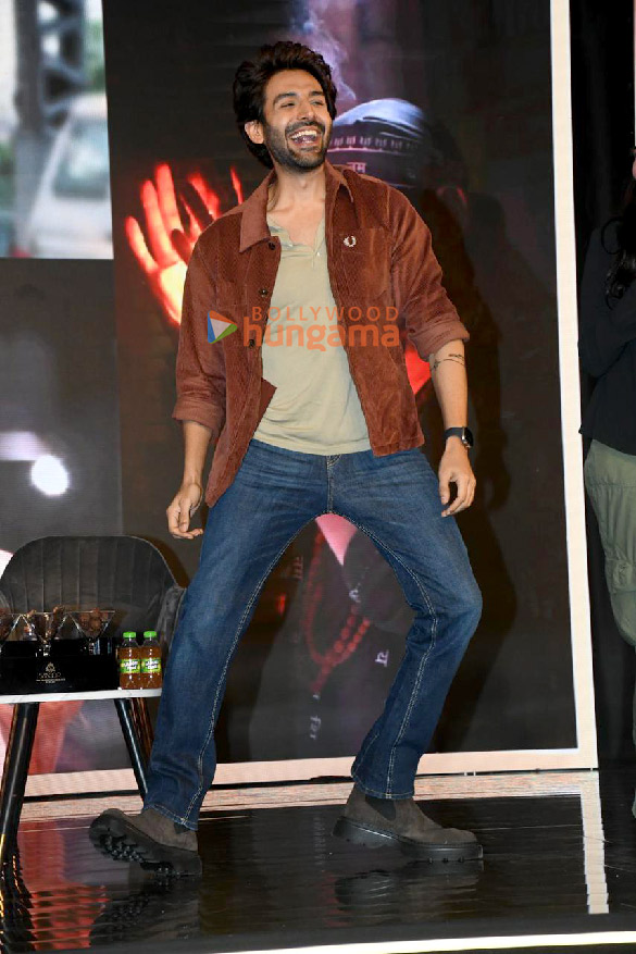 photos kartik aaryan snapped at bollywood hungama ott india fest 2024 for bhool bhulaiyaa 3 discussion 3 3