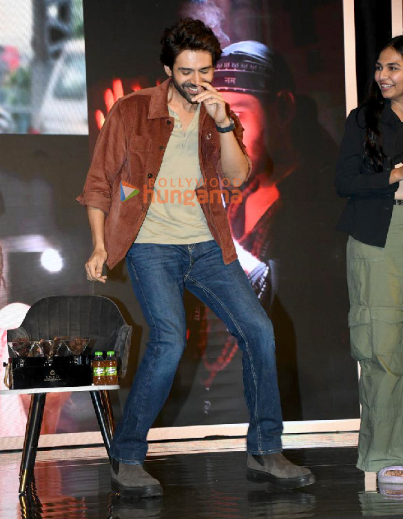 photos kartik aaryan snapped at bollywood hungama ott india fest 2024 for bhool bhulaiyaa 3 discussion 5 3