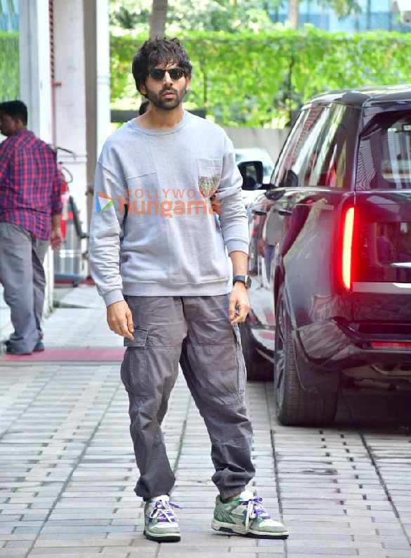 Photos: Kartik Aaryan snapped at T-series office in Andheri Photos: Kartik Aaryan snapped at T-series office in Andheri