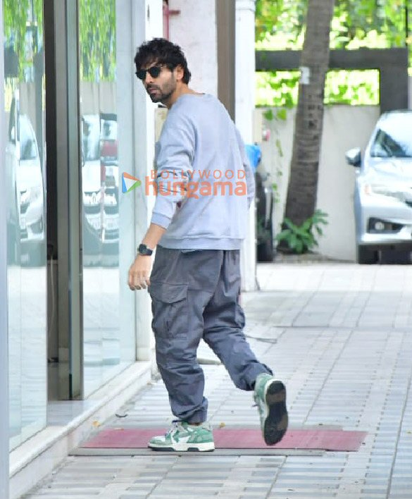photos kartik aaryan snapped at t series office in andheri 2 3