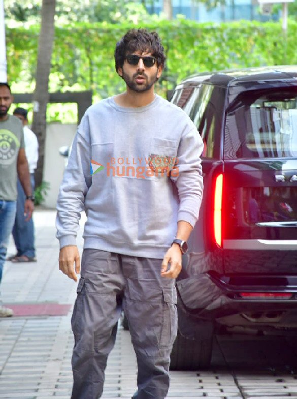 photos kartik aaryan snapped at t series office in andheri 3 3