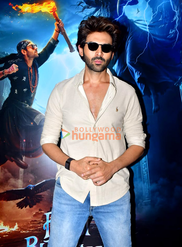 Photos: Kartik Aaryan snapped promoting Bhool Bhulaiyaa 3 Photos: Kartik Aaryan snapped promoting Bhool Bhulaiyaa 3