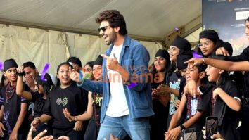 Photos: Kartik Aaryan snapped while promoting the title track of Bhool Bhulaiyaa 3 with his fans in Hyderabad