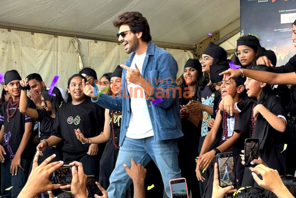 Photos: Kartik Aaryan snapped while promoting the title track of Bhool Bhulaiyaa 3 with his fans in Hyderabad Photos: Kartik Aaryan snapped while promoting the title track of Bhool Bhulaiyaa 3 with his fans in Hyderabad