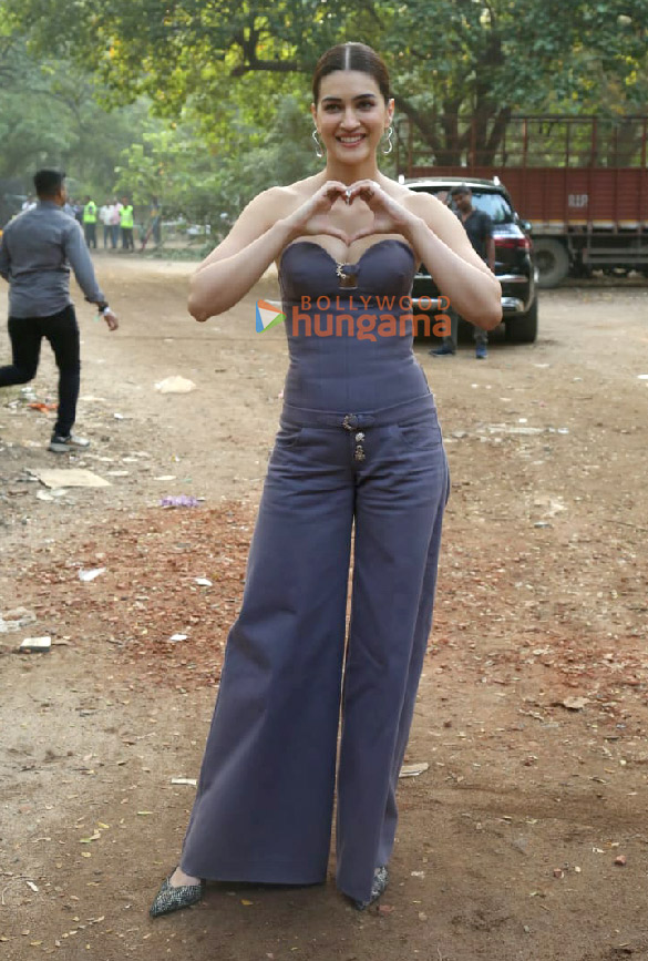 photos kriti sanon snapped at the day 3 of nykaaland 2024 2