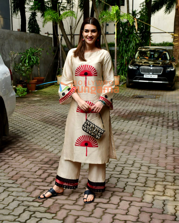 photos kriti sanon snapped in bandra 5 6